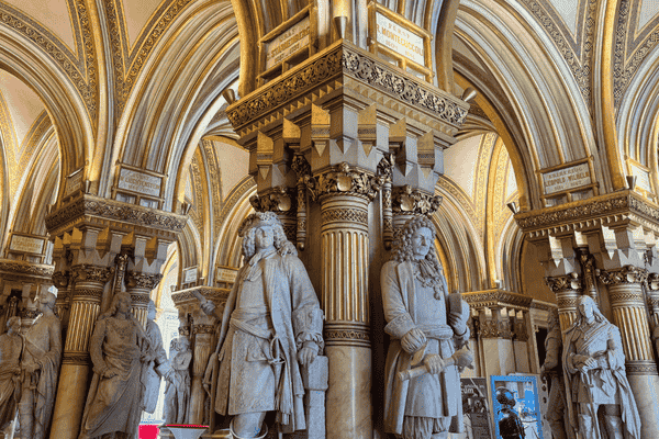 Hall of Heroes statues and arches at Heeresgeschichtliches Museum